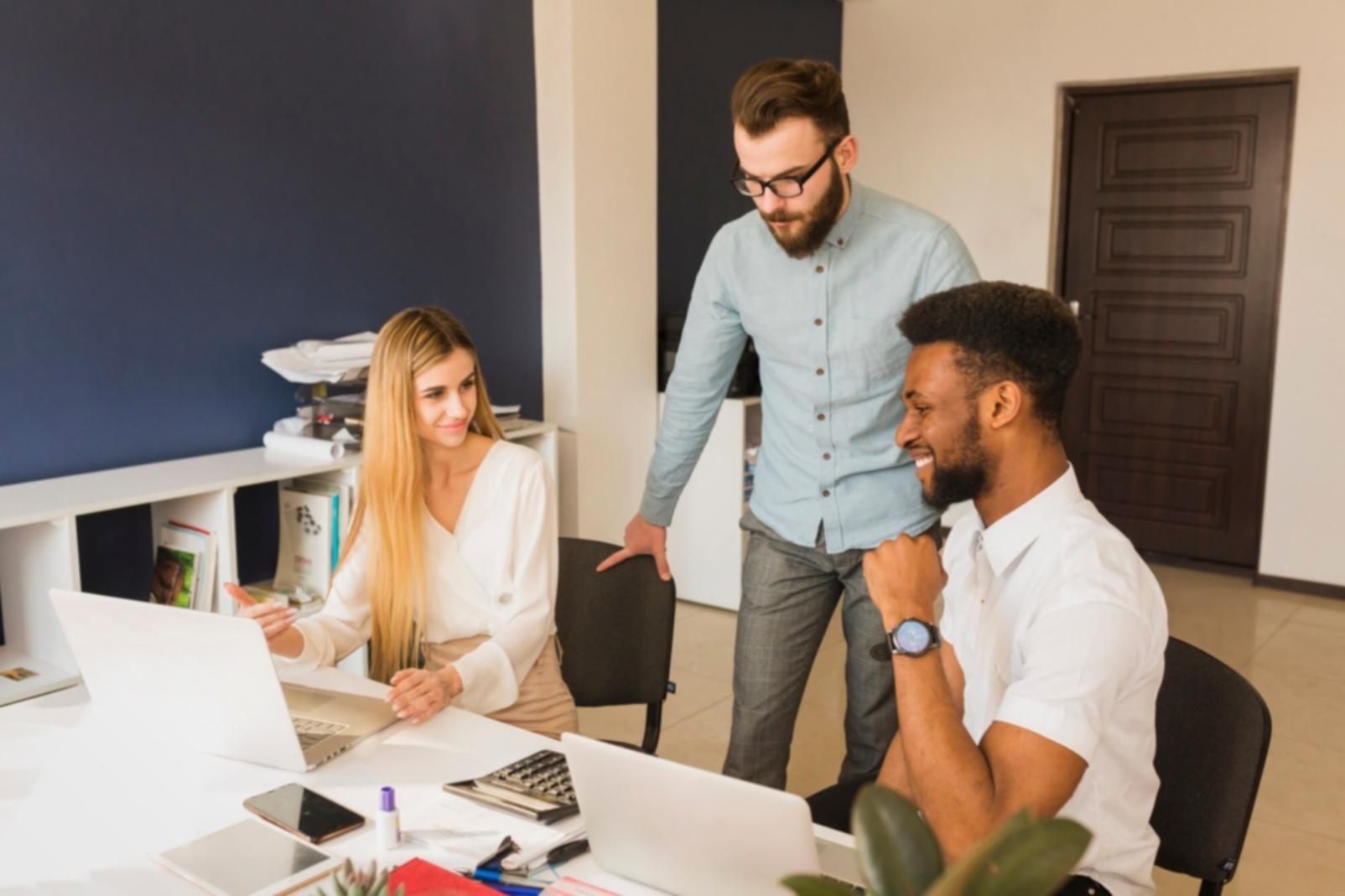 Participants à la formation en leadership financier discutant de stratégies